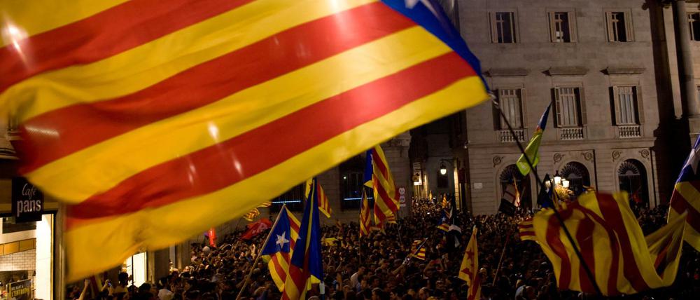 Unabhängigkeits-Befürworter schwenken in Barcelona katalanische Flaggen.