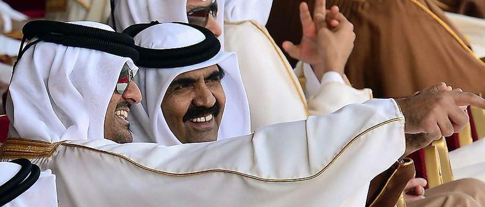 Katars Emir Scheich Hamad ben Chalifa al-Thani hat die Übergabe der Macht an Kronprinz Scheich Tamim ben Hamad al-Chalifa verkündet.