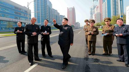 Abgeschottet. Der nordkoreanische Staatschef Kim Jong Un inspiziert auf diesem von der staatlichen Nachrichtenagentur KCNA verbreiteten Foto eine fertiggestellte Straße Pjöngjang. 