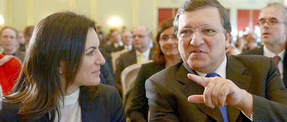Beim Tourismusgipfel des Bundesverbandes der Deutschen Tourismuswirtschaft unterhalten sich EU-Kommissionschef Barroso und Athens Tourismusministerin Olga Kefalogianni.