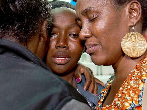 Eine Familie nimmt ihre Tochter im Nyayo-Fußballstadion in Nairobi in Empfang. Die Studentin gehört zu den Überlebenden des Massakers an der Garissa Universität im Nordosten Kenias. Mindestens vier Attentäter der somalischen Al-Schabaab-Miliz hatten 148 Menschen getötet und rund 500 für 16 Stunden als Geiseln festgehalten. 