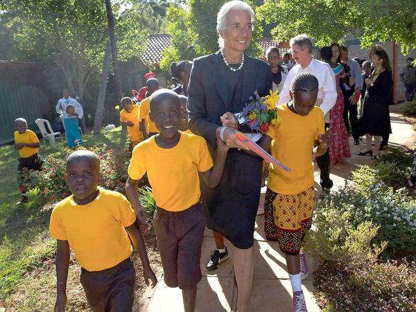 Ausnahmezustand in einer Schule in Nairobi. Das ist nicht nur so, wenn die Chefin des Internationalen Währungsfonds, Christine Lagarde, zu Besuch ist. Das gilt auch, wenn die deutschen Projektpartner sich ankündigen. 
