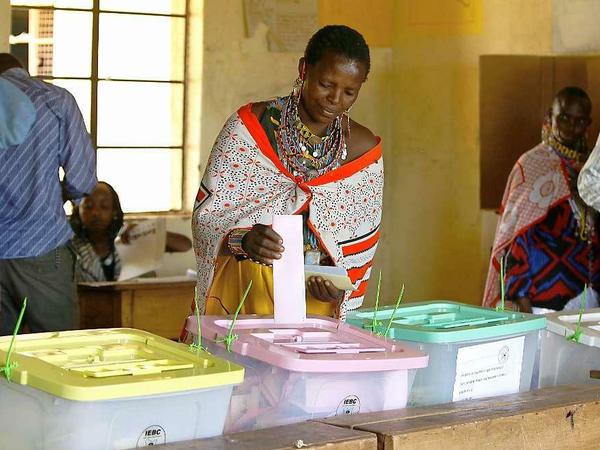 An diesem Montag wählten die Kenianer die Parlamentsabgeordneten und den Präsidenten. Am Rande der Wahl kamen bei Anschlägen mindestens zwölf Menschen ums Leben.