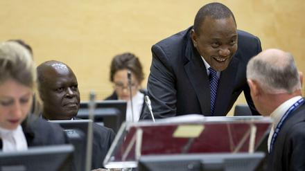 Schweigen als Verteidigung. Der kenianische Präsident ist vor dem Internationalen Strafgerichtshof in Den Haag erschienen. Doch dort will er nur seinen britischen Anwalt Steven Kay (Hinterkopf rechts) sprechen lassen. Er selbst schweigt demonstrativ. 