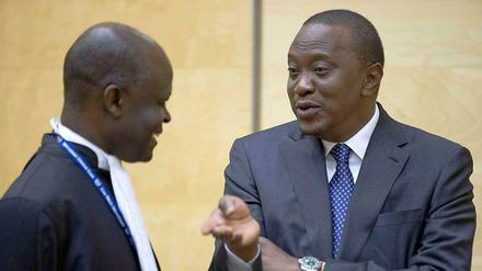 Besonders ernst nimmt der kenianische Präsident Uhuru Kenyatta den Internationalen Strafgerichtshof in Den Haag nicht. Dennoch ist er vor Gericht erschienen. Denn einen internationalen Haftbefehl wollte er sich dann doch nicht einhandeln. Das Foto zeigt ihn mit einem seiner Anwälte im Gerichtssaal. 