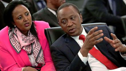 Der kenianische Präsident Uhuru Kenyatta und seine Außenministerin Amina Mohamed arbeiten seit der Amtsübernahme im März daran, dass der Prozess gegen Kenyatta ausgesetzt wird. Die gesamte diplomatische Energie des Landes geht in die Erreichung dieses Ziels. Die Chancen, dass Kenyatta sich nicht vor dem Internationalen Strafgerichtshof verantworten muss, sind trotzdem nicht allzu hoch. 