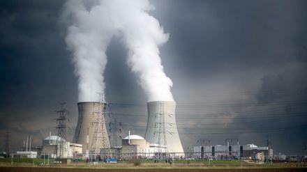 Dampf steigt in Belgien aus den Kühltürmen des Atomkraftwerks Doel auf. 