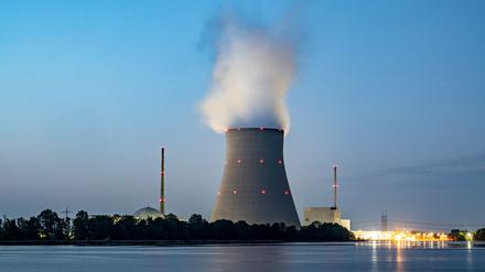 Aus dem Kühlturm des Atomkraftwerks Isar II steigt seit Mitte April kein Wasserdampf mehr auf.
