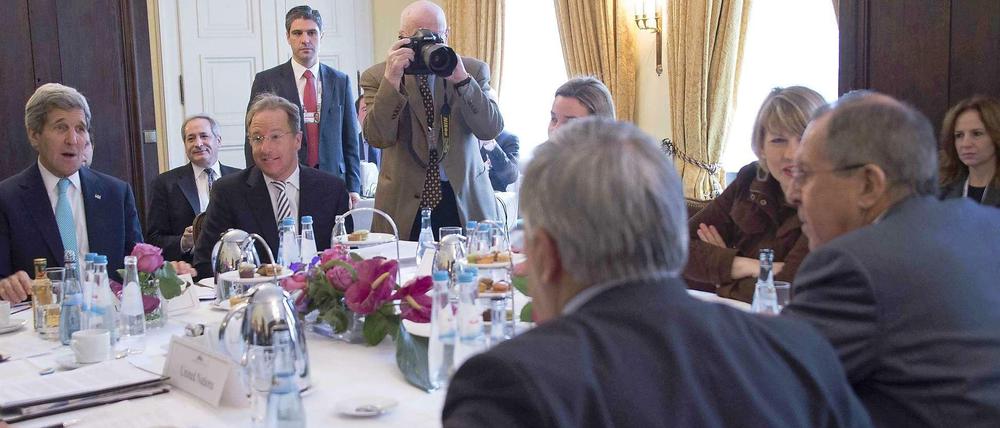 US-Außenminister John Kerry (links) und sein russischer Amtskollege Sergej Lawrow (rechts) bei einem Treffen auf der Münchener Sicherheitskonferenz.