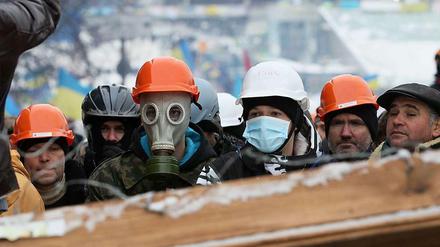 Auf alles vorbereitet: die Demonstranten in Kiew.