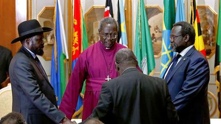 Das erste Zusammentreffen nach fünf Monaten Kampf und 20 000 Toten im Südsudan: Präsident Salva Kiir (links) und sein Rivale Riek Machar (rechts) haben am Freitag einen Waffenstillstand vereinbart, an den sich beide Seiten keinen Tag gehalten haben. 