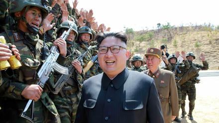 Nordkoreanische Soldaten begrüßen Staatschef Kim Jong Un während eines militärischen Wettbewerbes.