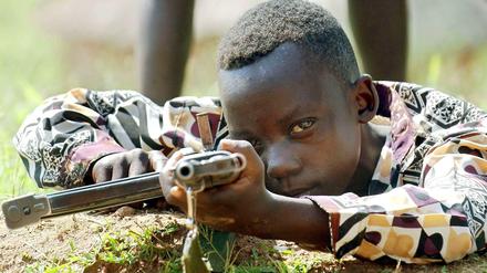 Auch im Kongo gibt es noch zahlreiche Kindersoldaten, hier ein zehnjähriger Kämpfer der so genannten Union Kongolesischer Patrioten (UPC) beim Schießtraining.