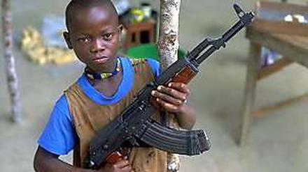 Auf der „UN-Liste der Schande“ des Jahres 2014 stehen weltweit fast 60 Konfliktparteien, die Mädchen und Jungen in Kriegen einsetzen.  