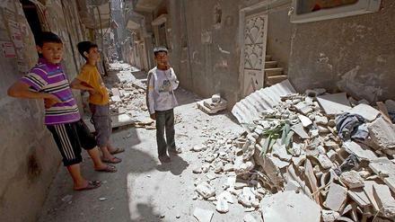Kinder vor einer Ruine in Damaskus.