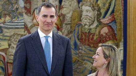Spaniens König Felipe VI mit der Abgeordneten Ana María Oramas von einer kanarischen Regionalpartei am Montag. 