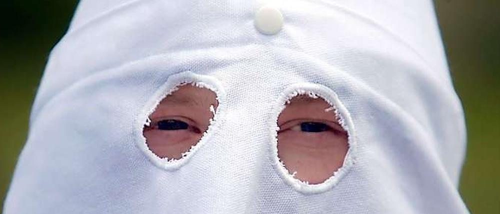 Zu den Erkennungszeichen des rassistischen Ku-Klux-Klan gehören die typischen Spitzhauben.