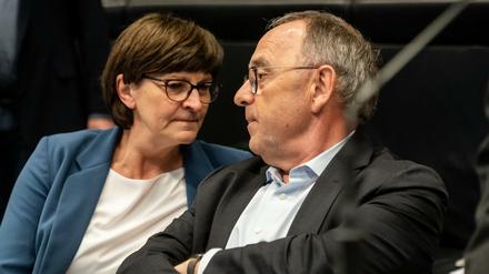 Norbert Walter-Borjans, Bundesvorsitzender der SPD, spricht mit Saskia Esken, Bundesvorsitzende der SPD