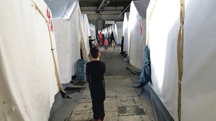 Nicht alle Flüchtlinge kommen in ihren Unterkünften an, wie dieser Junge in einem Hangar im ehemaligen Flughafen Tempelhof in Berlin. 