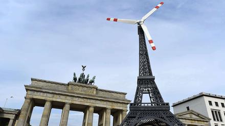 Zu Beginn des Petersburger Klimadialogs stellte die Umweltschutzorganisation Greenpeace einen Eifelturm mit Windrad vor dem Brandenburger Tor auf. 