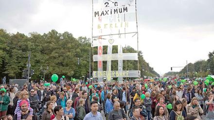 Rund 10 000 Menschen haben nach Angaben der Veranstalter am Sonntag in Berlin für ein besseres Klima demonstriert. Drei verschiedene Demonstrationszüge setzten sich Richtung Brandenburger Tor on Bewegung. 