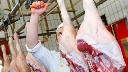 Fleischer bei der Arbeit. Politiker in Deutschland warnen davor, dass Klonfleisch nicht verboten wird.