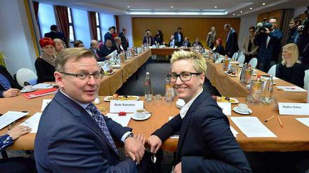 Erste Runde der Koalitionsverhandlungen am Mittwoch in Erfurt. Vorn im Bild: die Linke-Politiker Bodo Ramelow und Susanne Hennig-Wellsow