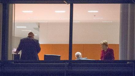 Nächtliches Treffen im Kanzleramt. Bundeskanzlerin Angela Merkel, Unions-Fraktionsvorsitzender Volker Kauder, Kanzleramtschef Peter Altmaier (links).
