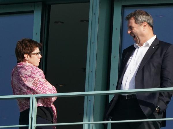 CDU-Chefin Annegret Kramp-Karrenbauer und Markus Söder am Morgen auf dem Balkon des Kanzleramtes. 