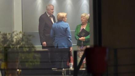 CSU-Chef Horst Seehofer, Kanzlerin Angela Merkel (CDU und Gerda Hasselfeldt, Vorsitzende der CSU-Landesgruppe (r.), im Kanzleramt.