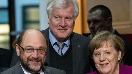 Da sehen sie noch fit aus, Martin Schulz, Horst Seehofer und Angela Merkel. Kein Wunder: Das Foto stammt von letzter Woche. 