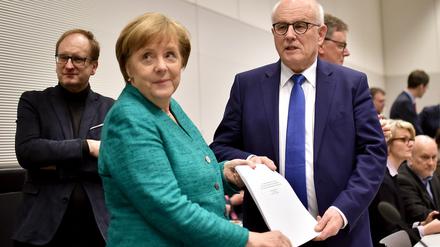 Bundeskanzlerin Angela Merkel (CDU) und Volker Kauder, Fraktionsvorsitzender CSU, zeigen im Fraktionssaal den Koalitionsvertrag. 