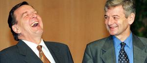 Gerhard Schröder (l) und Joschka Fischer nach der Unterzeichnung des rot-grünen Koalitionsvertrages. 