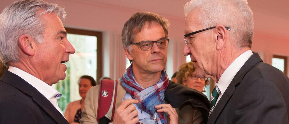 Der Landesvorsitzende der CDU in Baden-Württemberg, Thomas Strobl (l-r), Regierungssprecher Rudi Hoogvliet und Ministerpräsident Winfried Kretschmann (beide Grüne) unterhalten sich vor den Koalitionsverhandlungen.