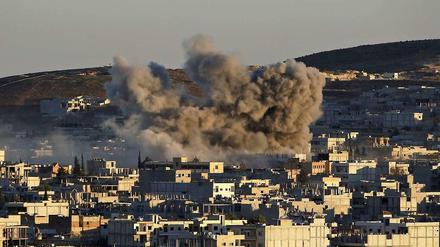 Rauch steigt über der Grenzstadt Kobane auf.