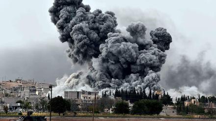 Dichter Rauch steigt nach einem Luftangriff gegen den IS in Kobane auf.