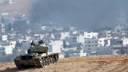 Ein türkischer Panzer vor der rauchenden Stadt Kobane an der syrisch-türkischen Grenze. 
