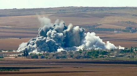 Luftangriff auf ein Dorf nahe Kobane. Trotz der jüngsten Erfolge der Anti-IS-Allianz ist die Stadt noch nicht gesichert.