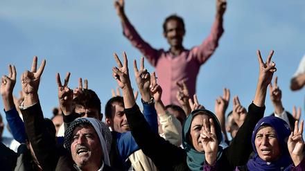 Türkische Kurden versammeln sich an der Grenze zu Syrien und feuern ihre Kämpfer in Kobane im Krieg gegen den IS an. 