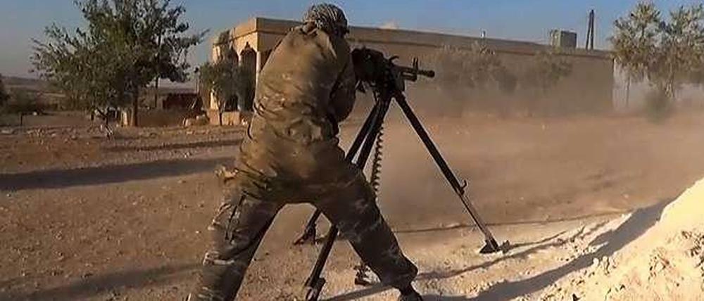 Dieses Bild aus einem Youtube-Video zeigt offenbar einen Kämpfer der IS-Milizen nahe der Stadt Kobane im syrisch-türkischen Grenzgebiet.