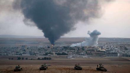 Die Türkei hat Panzerverbände nahe der syrischen Grenzstadt stationiert.