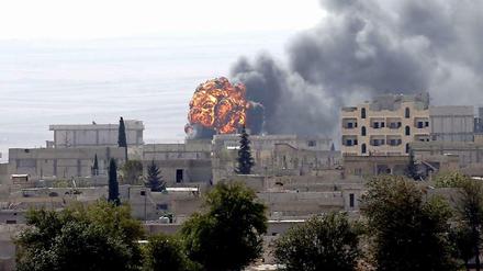 Flammen und dunkler Rauch über der Grenzstadt Kobane.
