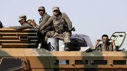 Kurdische Einheit auf einem gepanzerten Fahrzeug.
