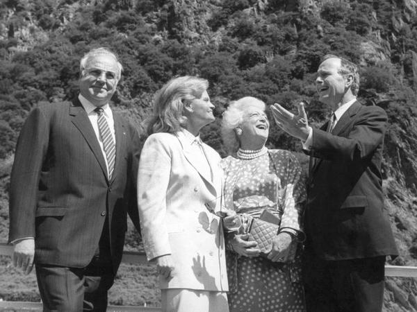Bundeskanzler Helmut Kohl, CDU, machte mit seiner Frau und dem Ehepaar George und Barbara Bush eine Schiffahrt zur Loreley im Dezember 1989.