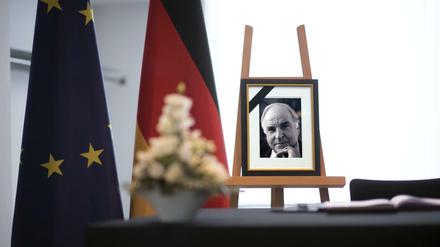 Foto von Helmut Kohl mit Trauerflor und Kondolenzbuch sowie Europafahne im Bundeskanzleramt in Berlin. 