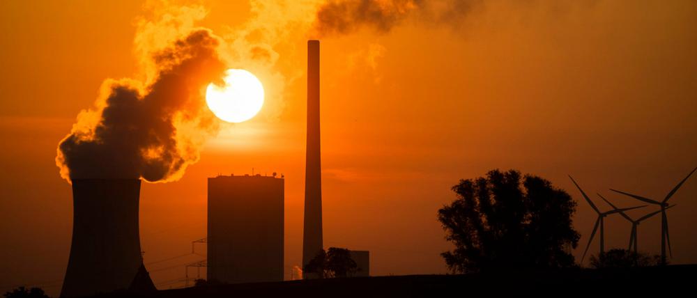 Die Sonne geht hinter dem Kohlekraftwerk Mehrum im niedersächsischen Landkreis Peine auf. 