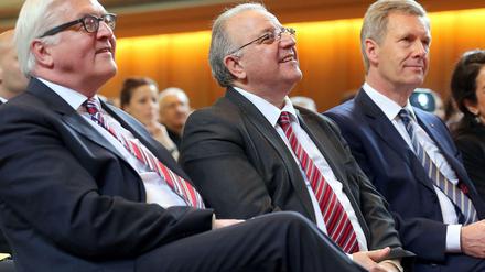 Kenan Kolat am Samstag auf dem Bundeskongress der Türkischen Gemeinde zwischen Außenminister Steinmeier (links) und Ex-Bundespräsident Wulff