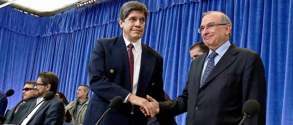 Ein Anfang. Der Chefverhandler der kolumbianischen Regierung (rechts) schüttelt dem kubanischen Botschafter in Kanada die Hand. Kuba und Norwegen versuchen sich beim vierten Versuch einer Verhandlungslösung als Vermittler. Die zweite Verhandlungsrunde soll Anfang November auf Kuba stattfinden. 