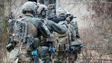 Gegen Bundeswehrsoldaten der Eliteeinheit Kommando Spezialkräfte (KSK) wird ermittelt.
