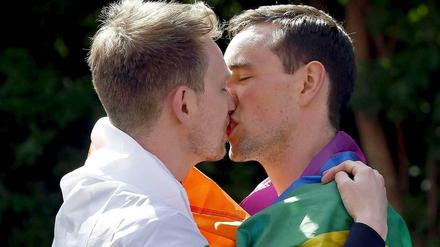 Ein Tag zum Küssen: Ein Paar in Dublin feiert den Ausgang des Referendums, bei dem sich eine Mehrzahl der Iren für eine Verfassungsänderung aussprach, die die Homo-Ehe in Irland möglich macht.